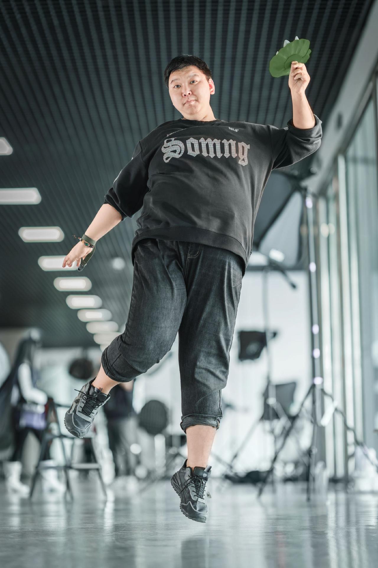 对不起，大家 过年吃胖了，这次我液化了百分之20肚子       

出镜:我