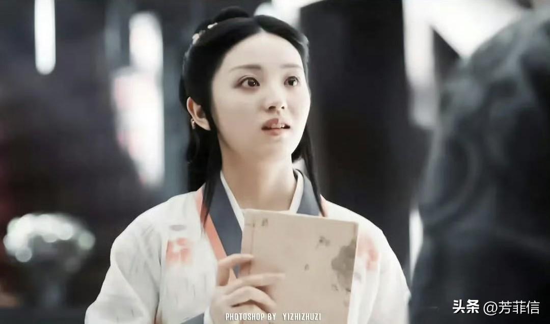 之前不明白为什么网上说田曦薇和邢菲撞脸，直到看到了田曦薇早年的露额头造型……
乍