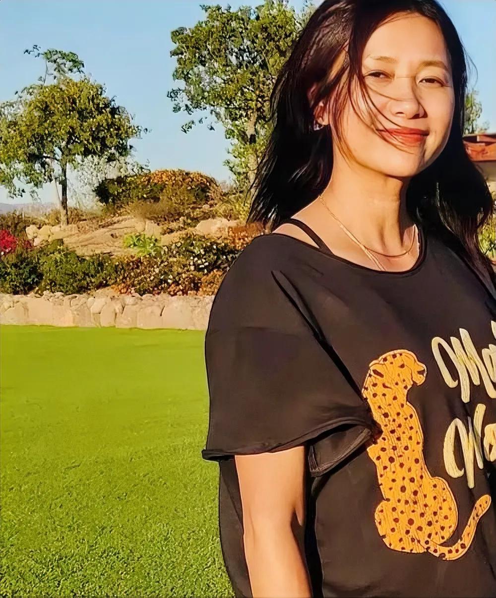 50岁徐静蕾不婚不育，生活自在，更显年轻态。