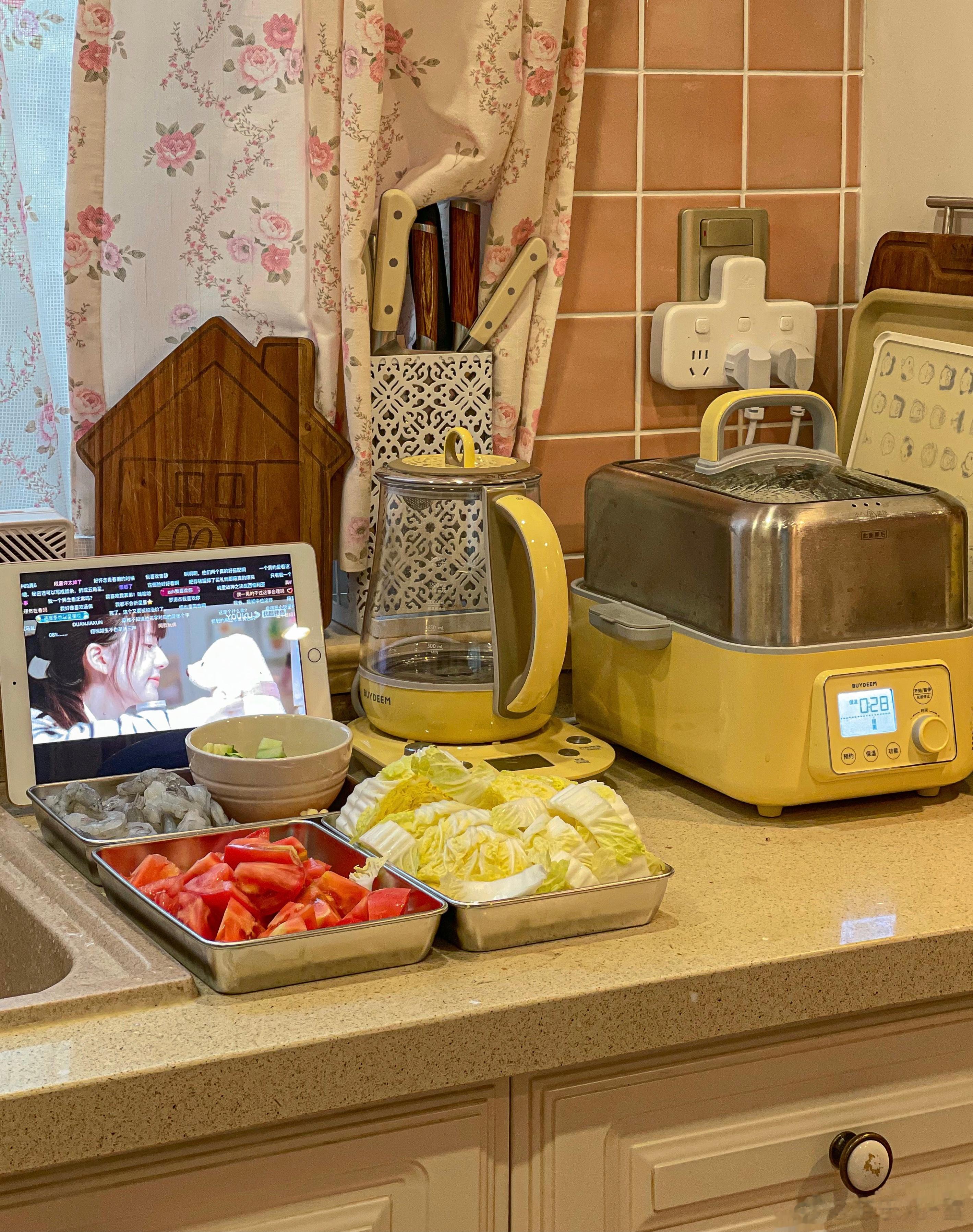 乔乔一进门就可以吃饭啦黄瓜炒虾仁+炸鸡排+西红柿炒鸡蛋+清炒娃娃菜。蒸炖锅蒸米饭