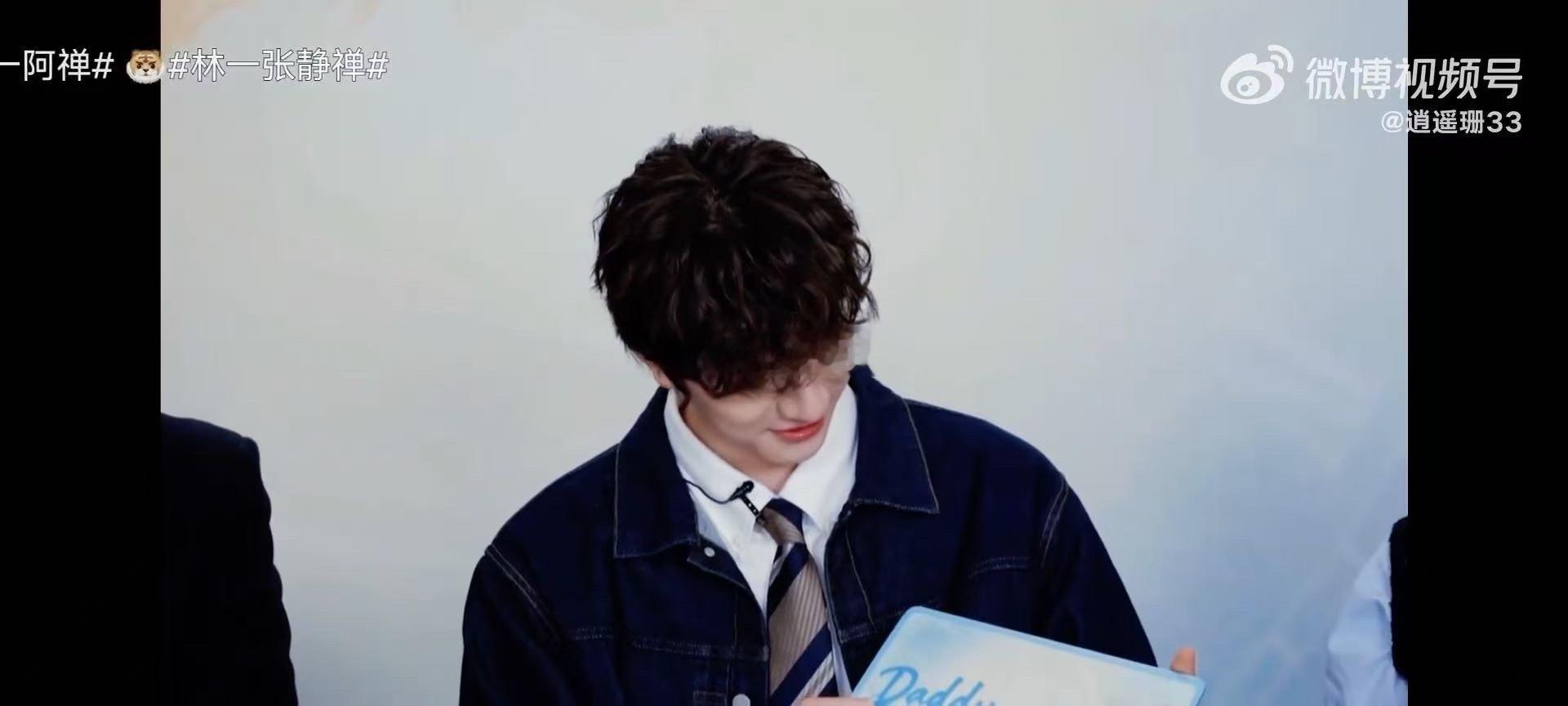 林一直播给艾米唱唯一现场唱起唯一歌词的瞬间确实很有爱。对着艾米唱出那句baby你