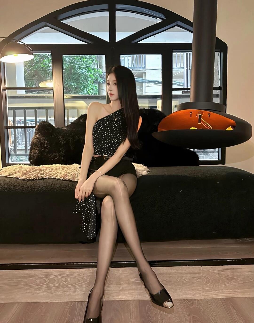 优雅黑裙，性感撩人，都市女郎风范。