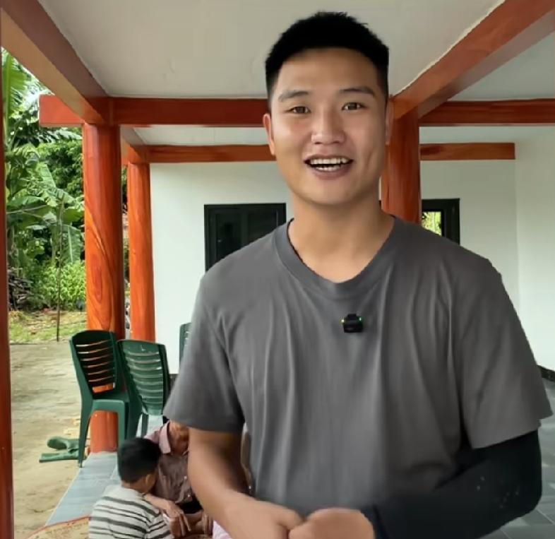 小潘和小秋在越南给小叔盖房子，盖出了仇人。原本小潘和小秋回到越南以后，小叔是和他