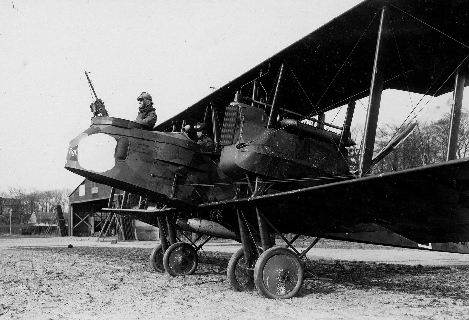 烽火问鼎计划  每天认识一件兵器  😨😨德国空军的骇人轰炸😰😰1916年