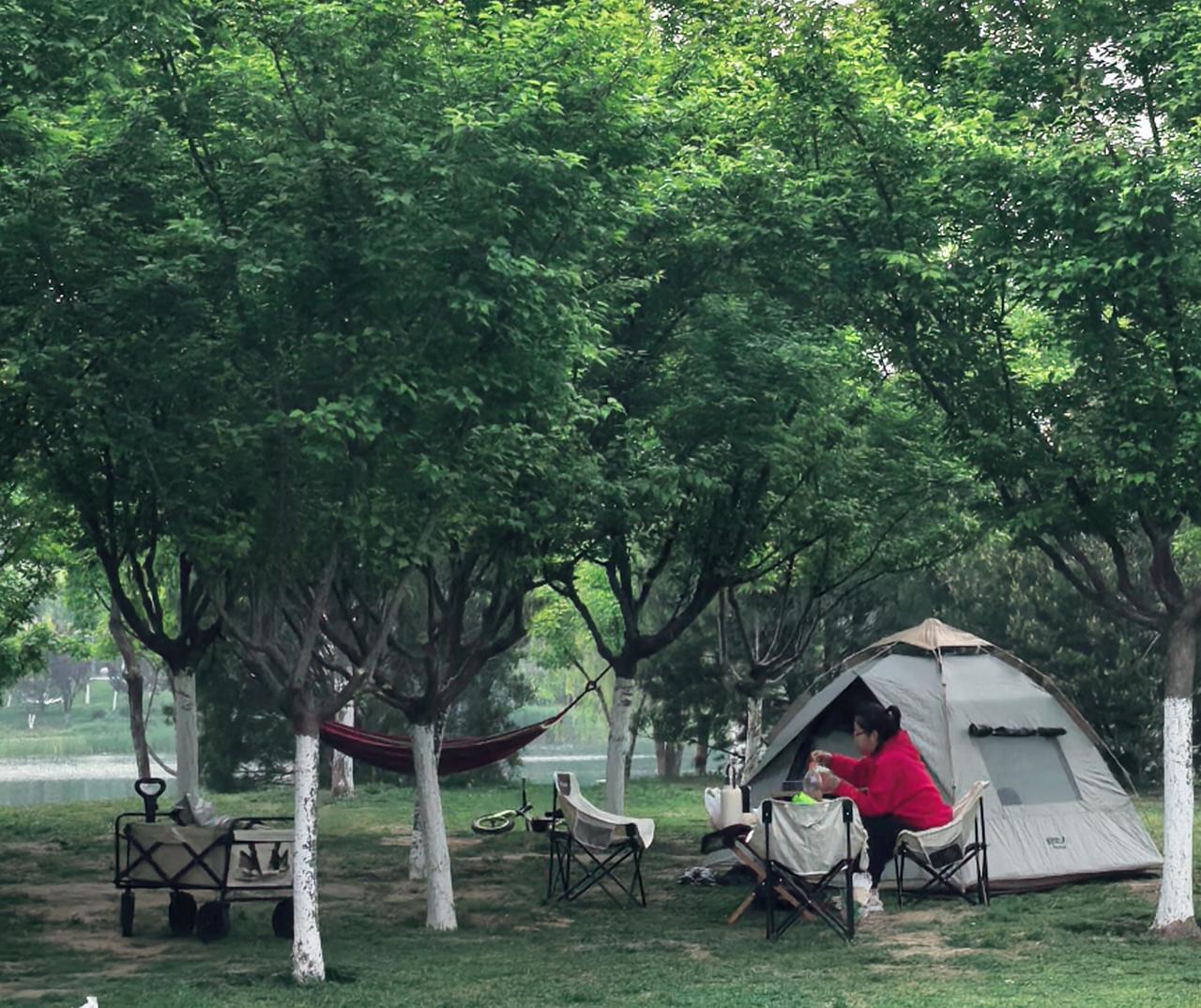 远离城市的快乐=帐篷+满袋零食+草地+树荫+微风