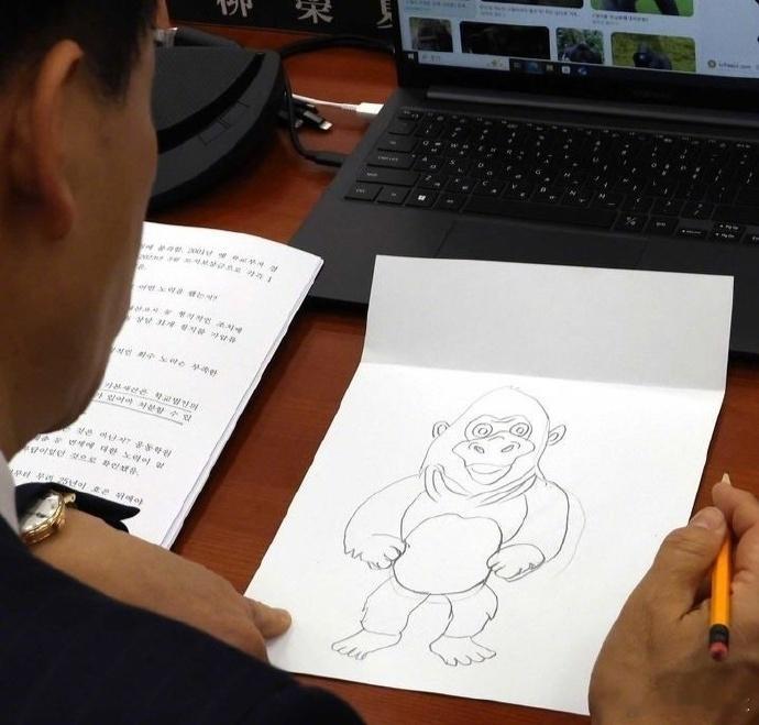 韩国会议员开会时专心画大猩猩像不像上课出小差，开会摸鱼的你[doge] ​​​