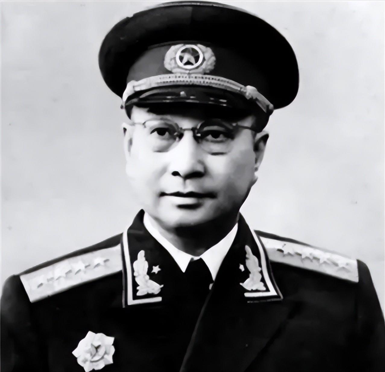 1955年大授衔时，毛主席见到陈赓，笑着问他：“怎么样，跟着我干可比老蒋强吧？”