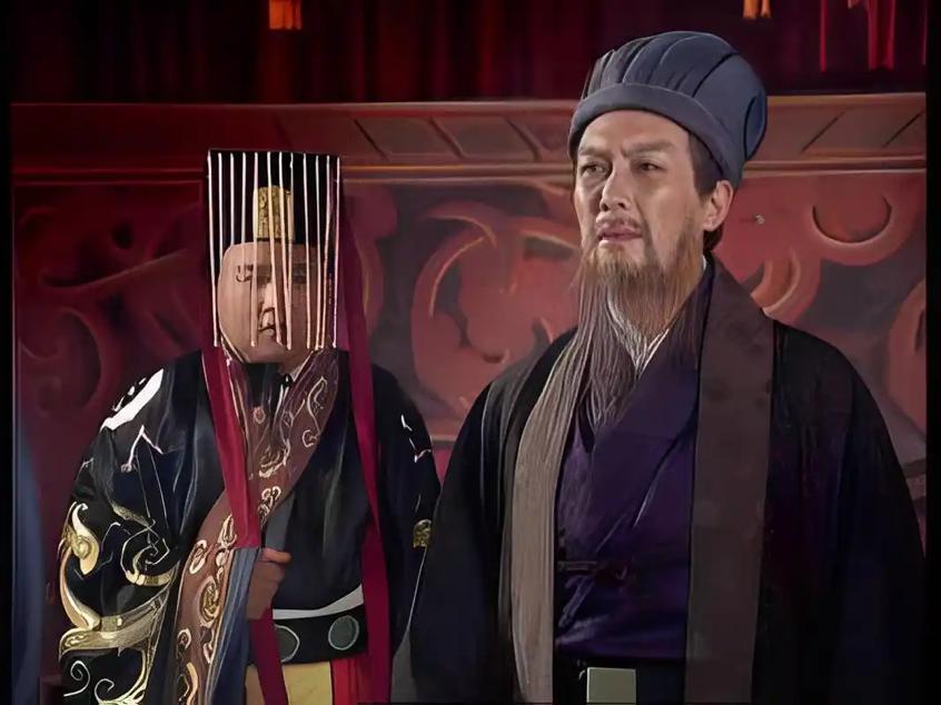 诸葛亮临死前，阿斗问了他个问题，诸葛亮大惊：原来你一直在装傻。都说诸葛亮是三国里