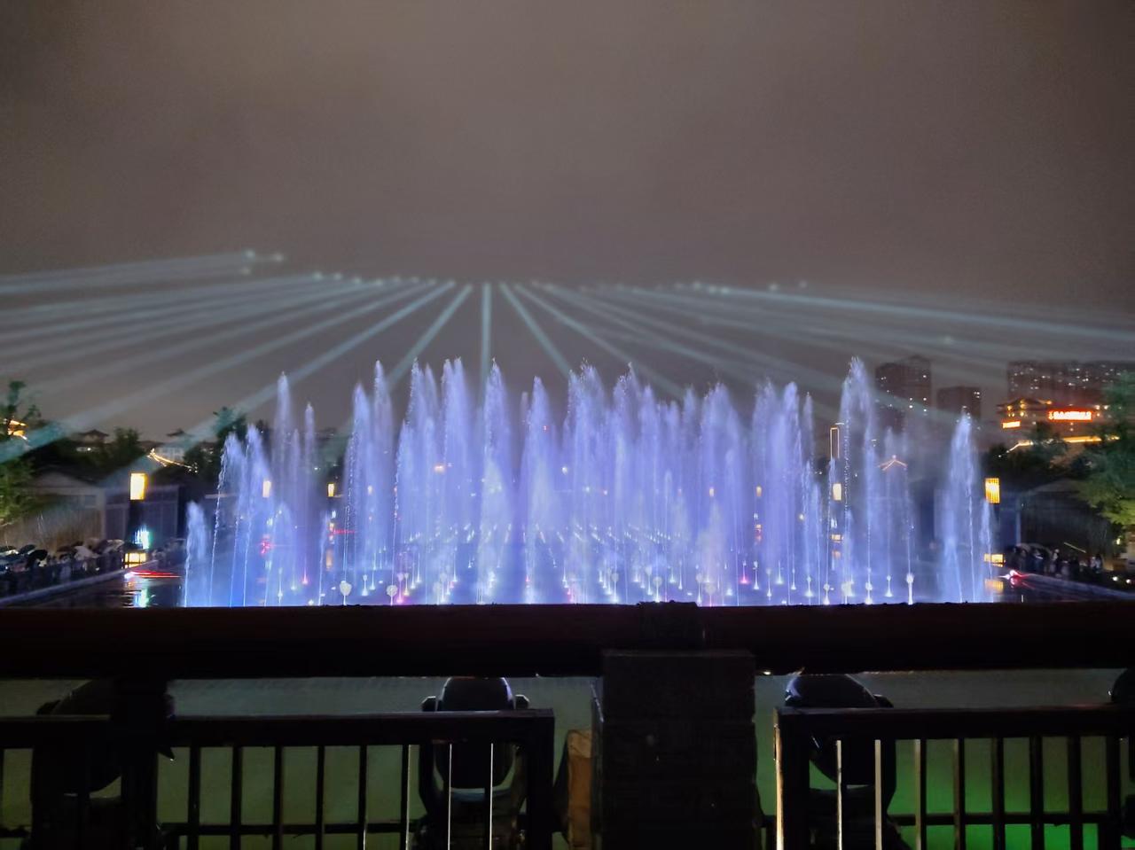 乐山大佛:      你们都是只有一个爹，我却有三个。

开元元年公元713年，