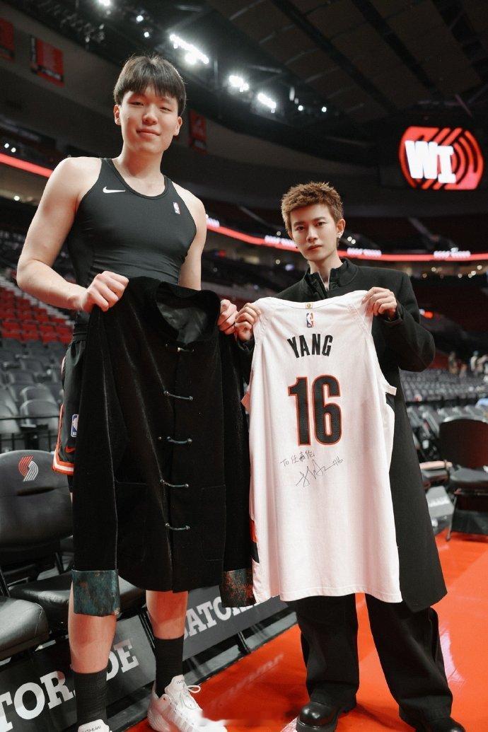 感觉NBA球队都好宠任嘉伦有效跨界👍任嘉伦现场为杨瀚森加油任嘉伦观战杨瀚森任嘉