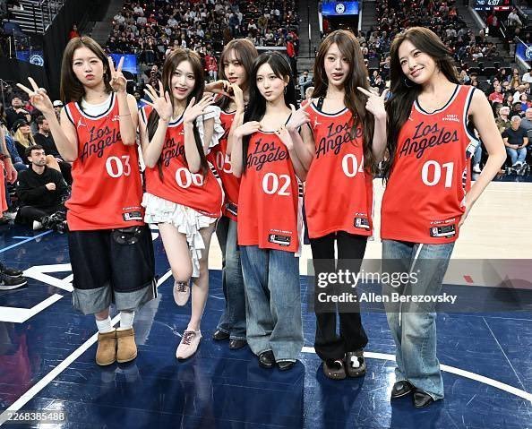 IVE现身NBAIVE现身NBA赛场IVE全员红色篮球服现身NBA赛场，美高来的