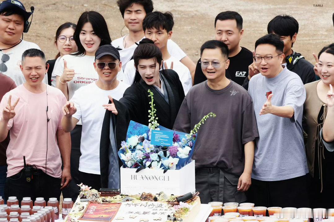 檀健次《何不同舟渡》剧组给导演过生日！开心可爱的健次🥳 