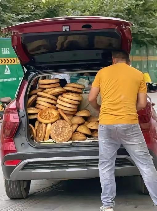 食品就这样随随便便的往后备箱一放，连个包装袋都不用，直接就散放在车里，这真是一个