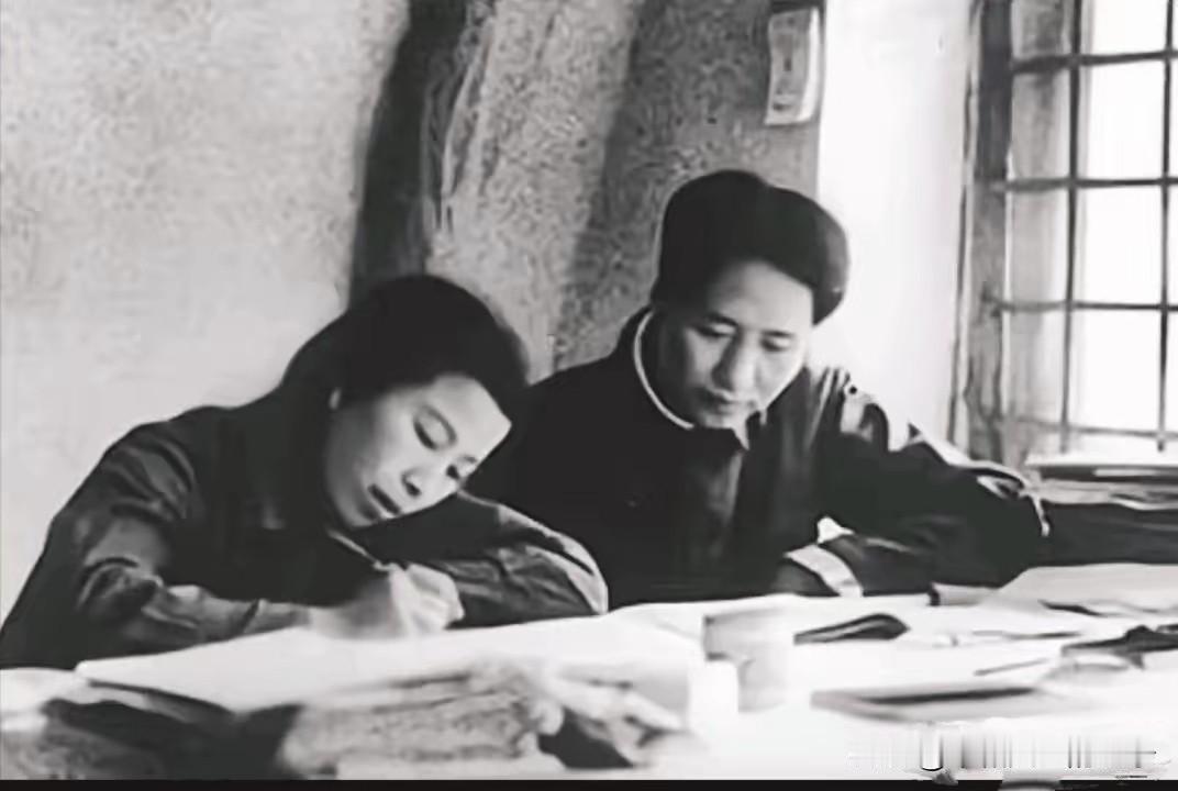 窑洞爱情
革命夫妻
郎才女貌
伉俪情深
革命夫妻，情同志和。同样的理想信念，同样