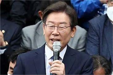 李在明1964年12月出生于韩国庆尚北道一个小山村。父母生了七个孩子，他排行第五