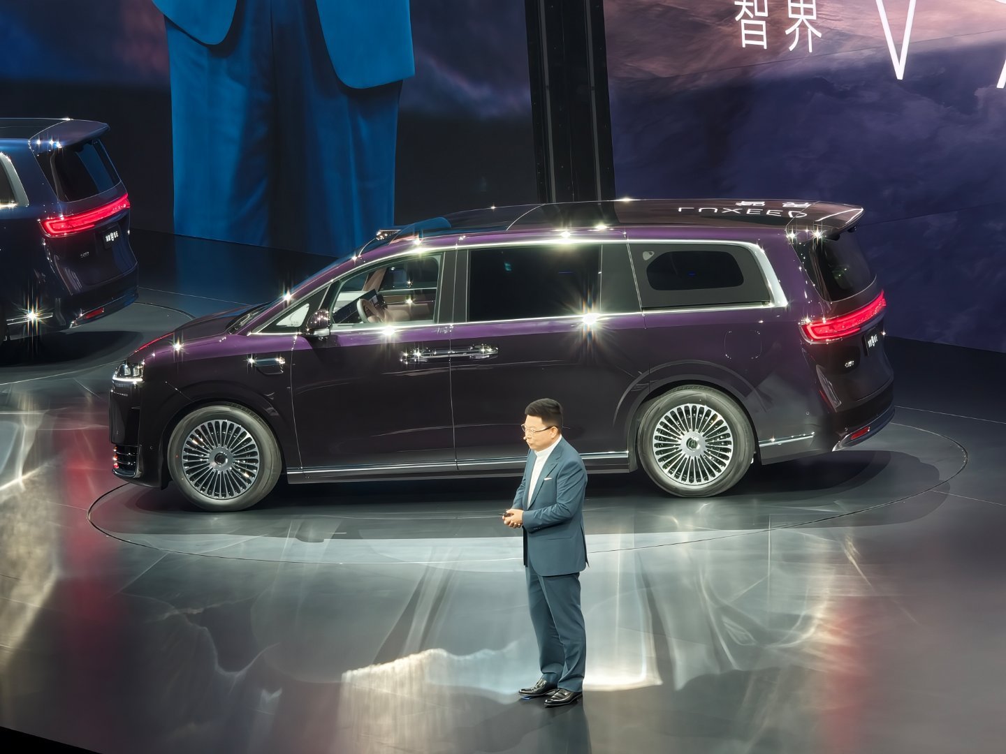 余承东说智界V9比小车还灵活 智界V9定位于大型MPV，车身长度超过5.3米。按