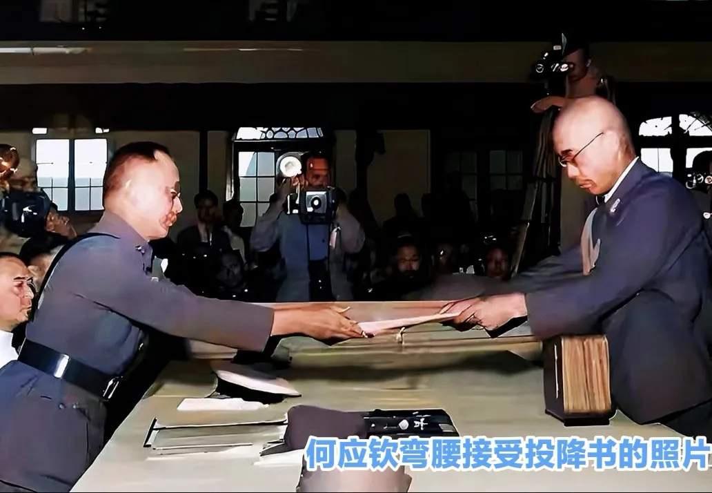 下图是何应钦代表中国接受日本投降书时的抓拍照，时间是1945年9月9日，地点是南