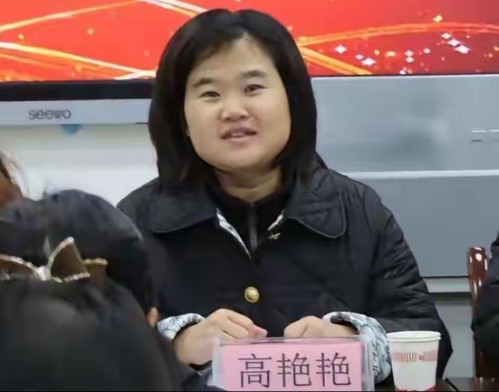 姚安一中校长高艳艳，光看外在真的太有迷惑性了！面相憨厚朴实，眉眼全是温和感，妥妥