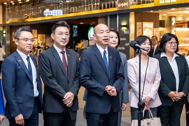 国民党中常委何鹰鹭，当着所有人的面，直接点名韩国瑜：你带个团，乐呵呵地跑去日本，
