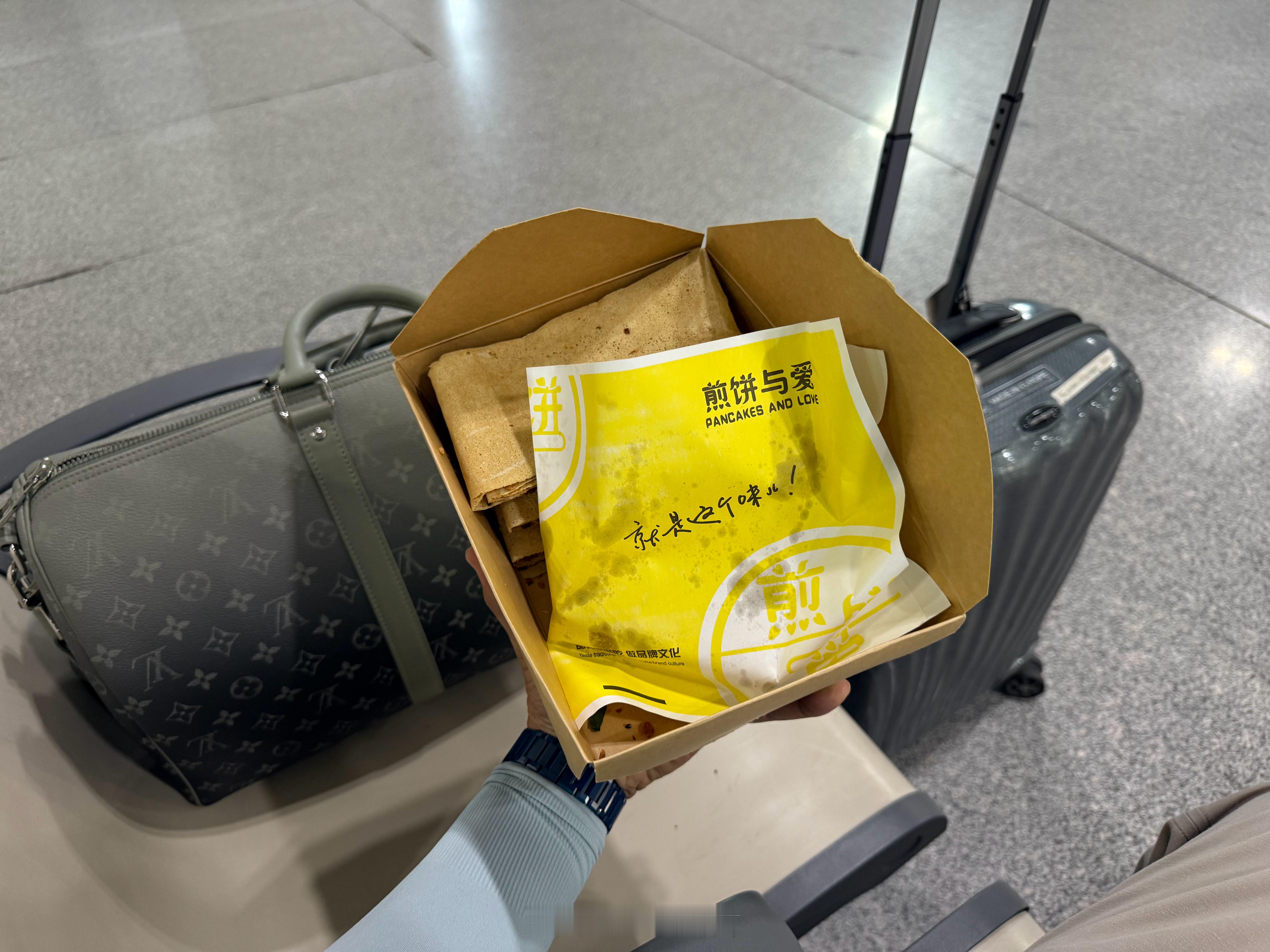 赶下一场晚上在上海的活动，来不及午饭，活动方给我带上了山东特产[doge]  ​