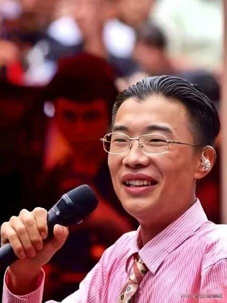 一曲《诺言》，让郭有才从烧烤摊走向全网视野。醇厚的歌声，浑然天成的肢体神态，打动