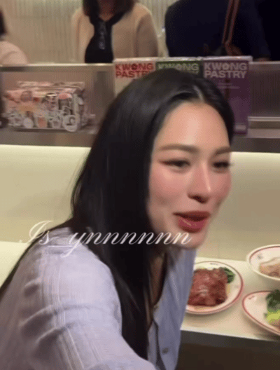 起身恶作剧，自己却差点从椅子上摔下去，还好稳住身形。 