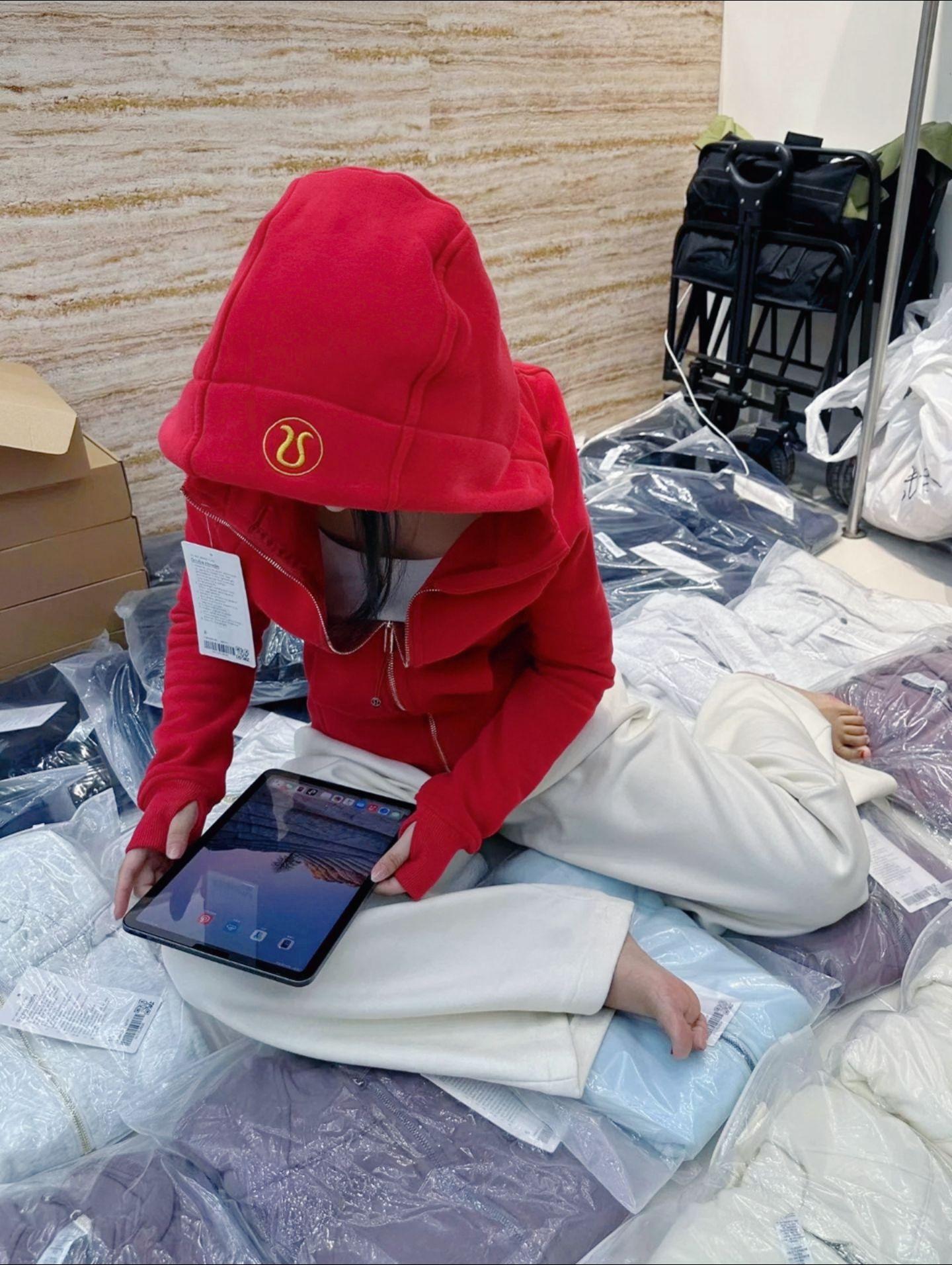 今年秋天必不可少的修身卫衣。