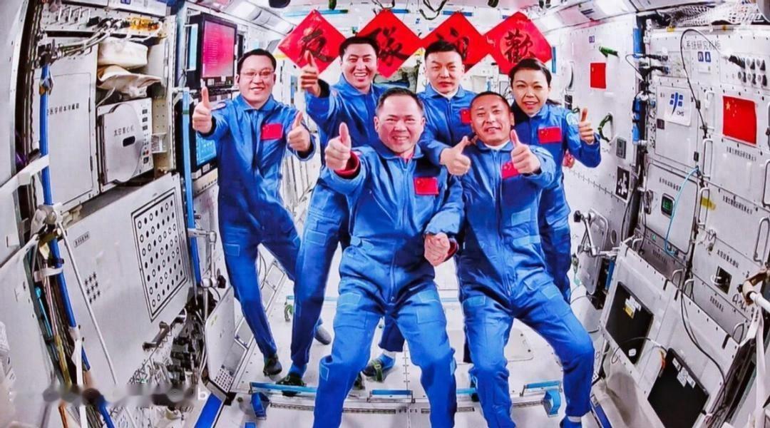 神舟21号3人乘组：将随神舟22号飞船返回，创造多个重大成就。

中国航天刚刚传