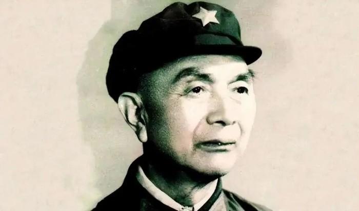 1928年，21岁的郭汝瑰秘密加入中国共产党，后因赴日求学、时局动荡，他与党组织