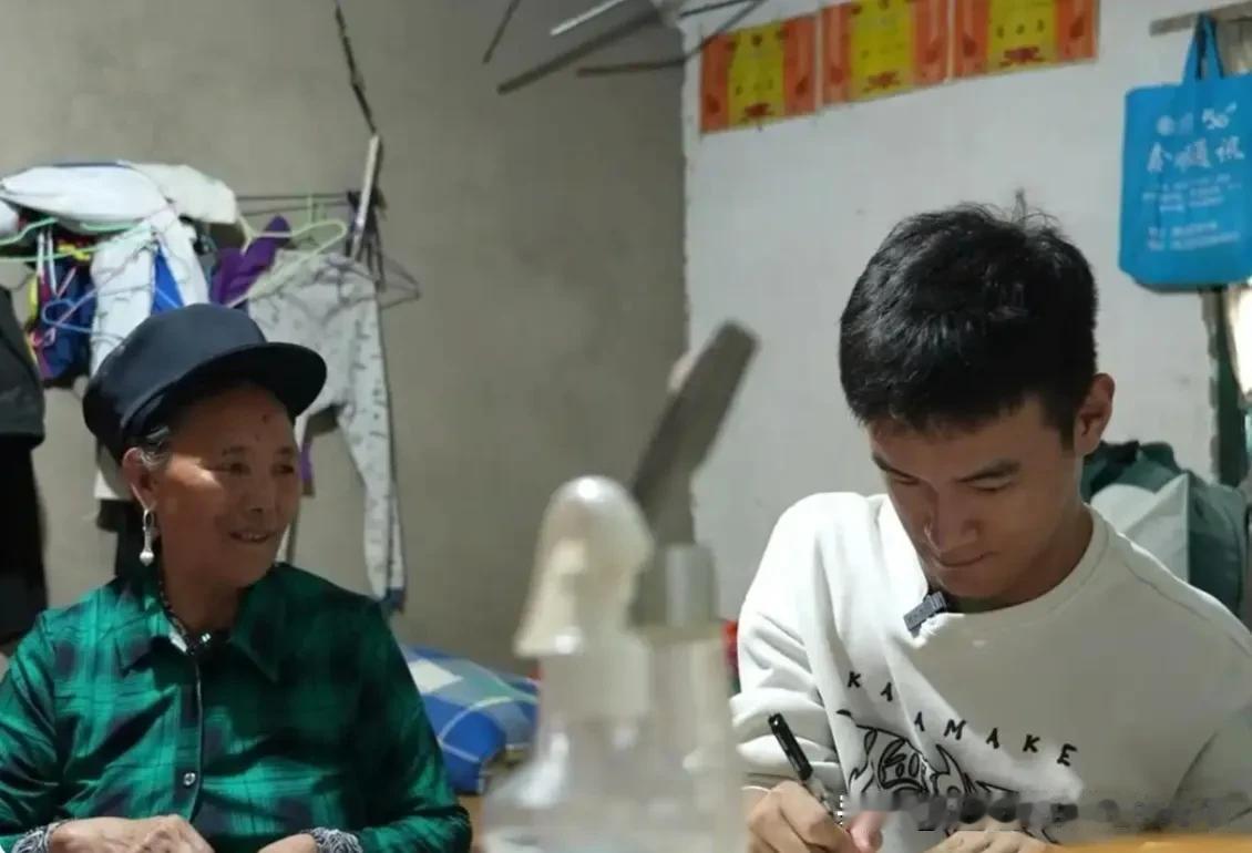 山里那个“脑瘫娃”考了606分！录取通知书到了，那个陪读10年的奶奶却躲进厨房哭
