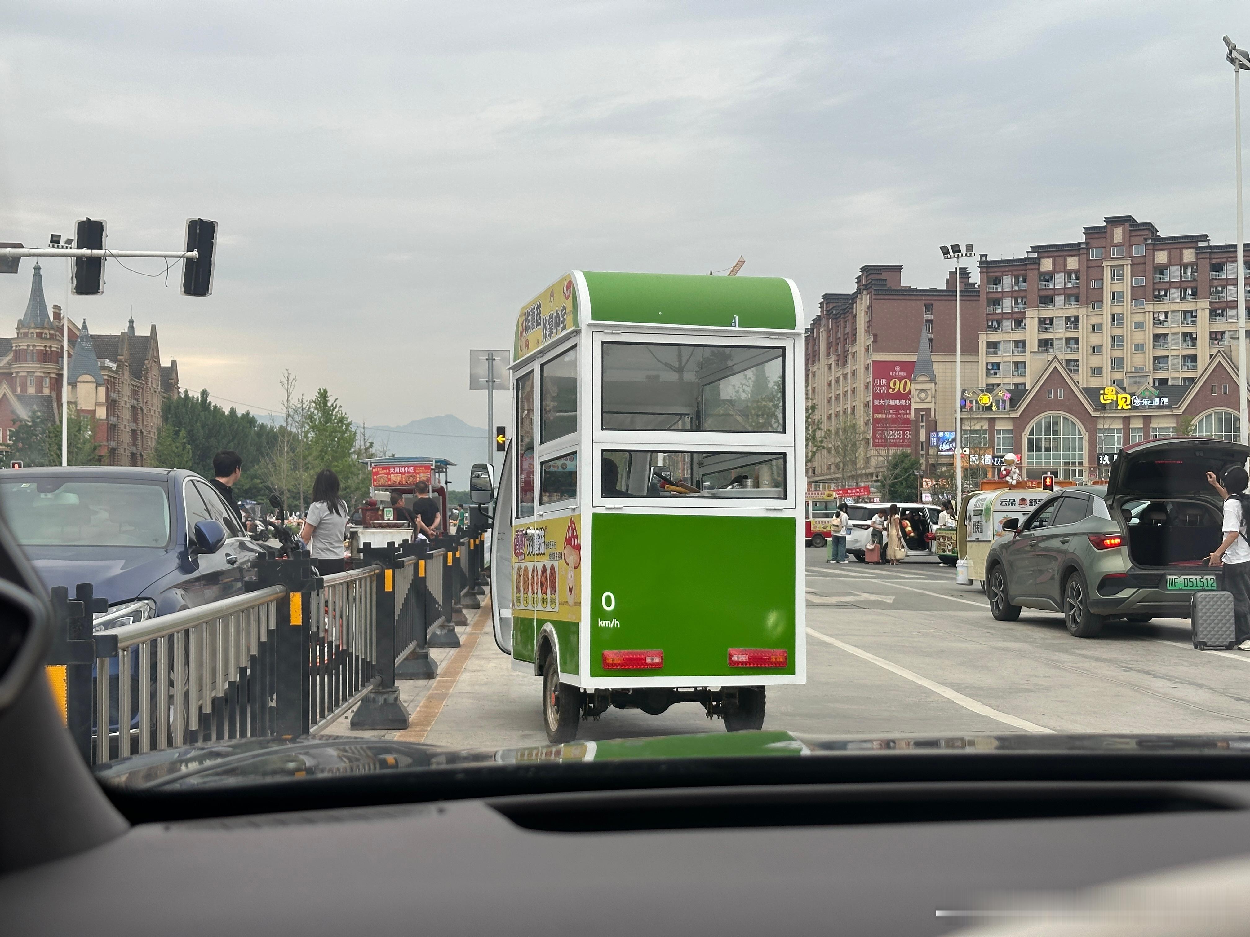 来绵竹大学城买点好吃的，腾势Z9后备厢的大挂钩太实用了，能挂好多好多外卖~米帅的