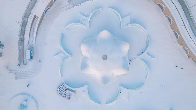 东北最近的旅游景观太让人惊喜了！哈尔滨冰雪大世界的冰瀑玫瑰之前火出圈，航拍里，红