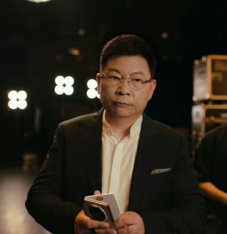 余承东曝新款三折叠支持手写笔余承东曝光新款三折叠 新款三折叠小伙伴们觉得好看吗，