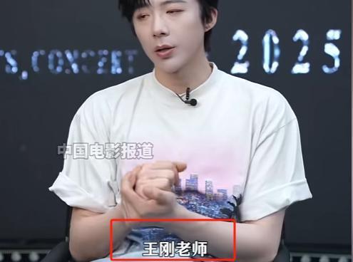 刘宇宁从丹东老街一步步走向顶流舞台，靠汗水和实力将草根逆袭成励志标杆。面对古装剧