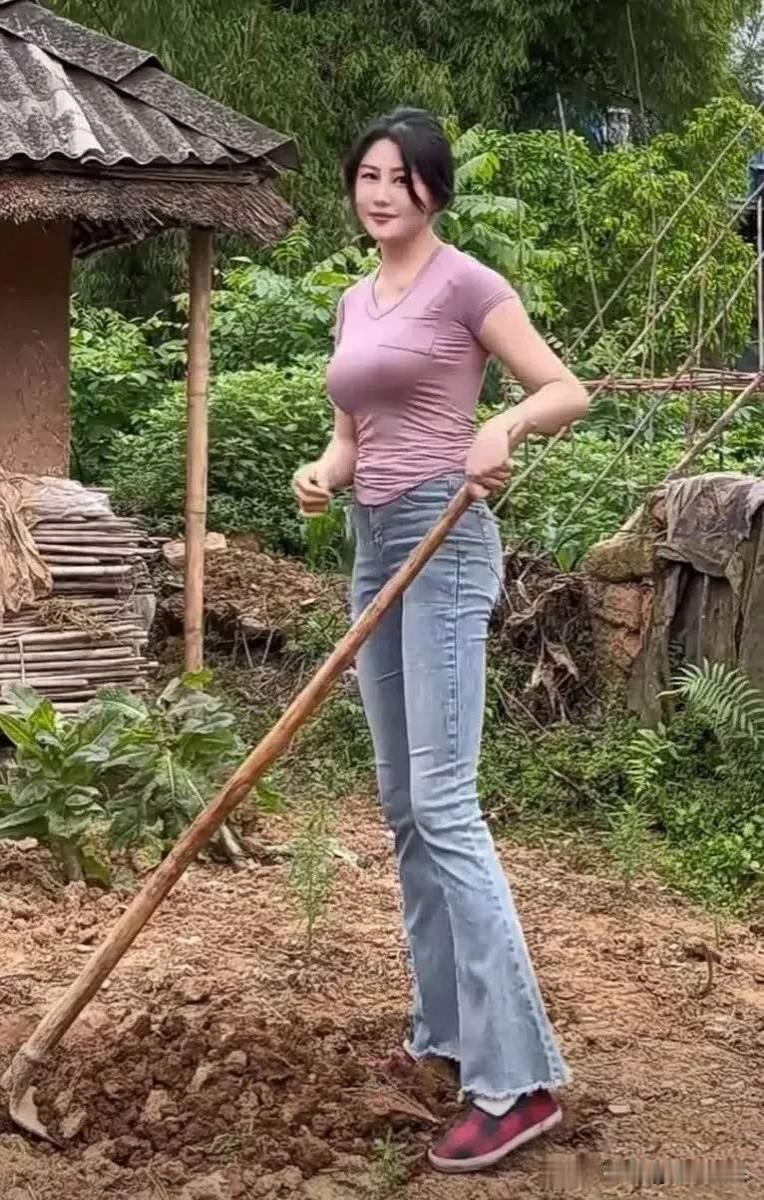 这姑娘在地里干农活呢。这样的姿色和姿势干农活真是可惜了。真是田园里的美女呵。