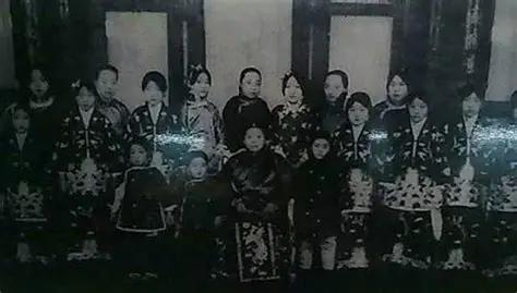 1932年9月3日下午6点，济南火车站，一个近两米高的大汉被人追着满站台乱跑，四