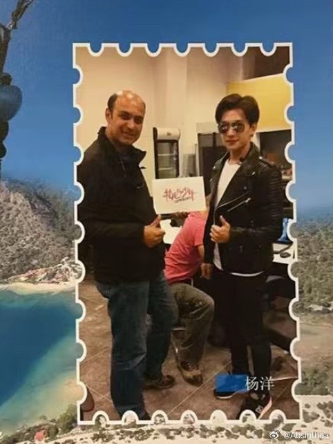 哦莫莫滑翔伞店也有杨洋的合照这个发型哈哈哈哈哈哈哈哈哈超绝爱心头 ​​​