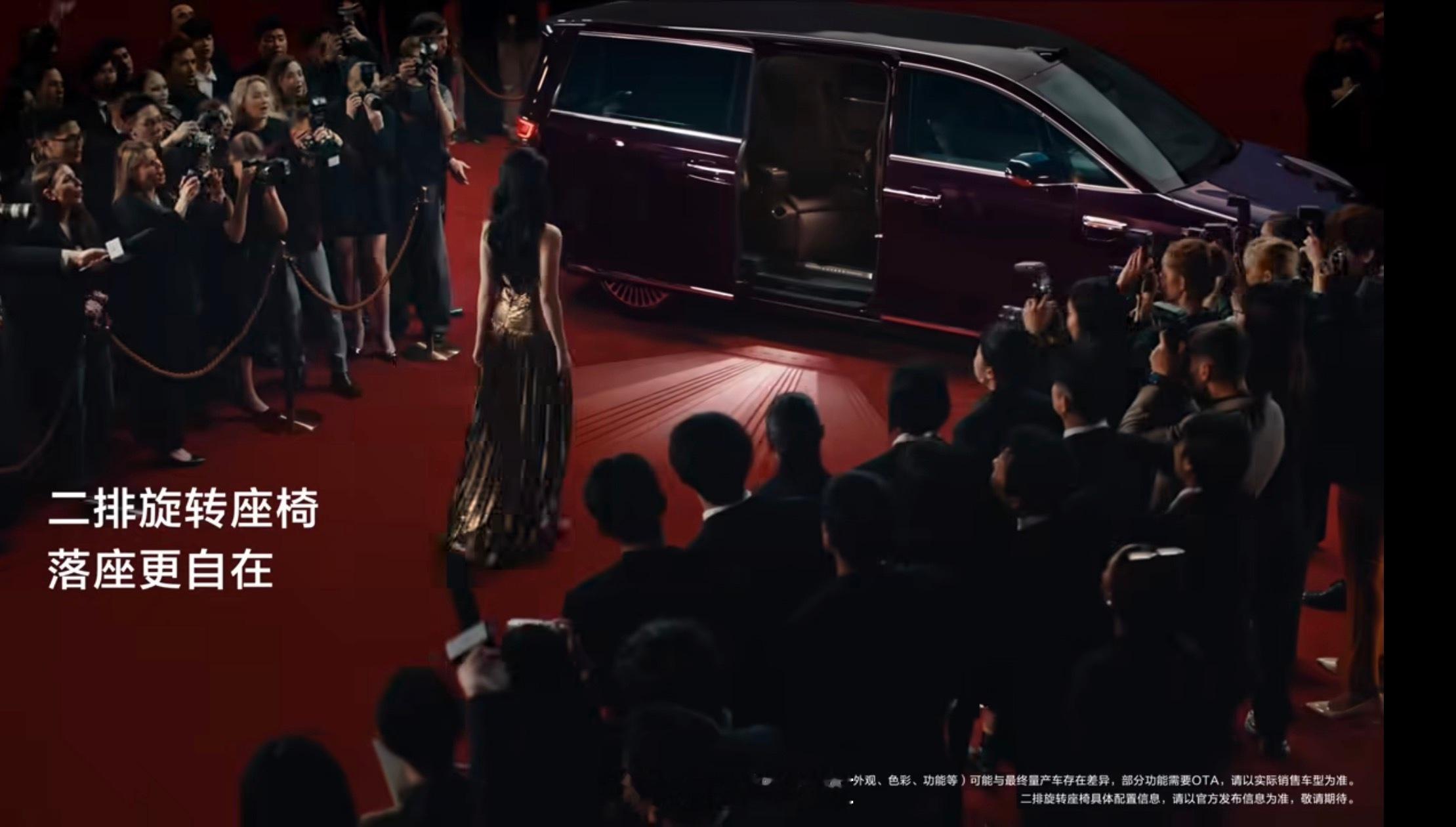 智界 V9 搭载迎宾光毯还有挥手关门，侧面的光毯感觉比正前方的（整合进大灯里）要