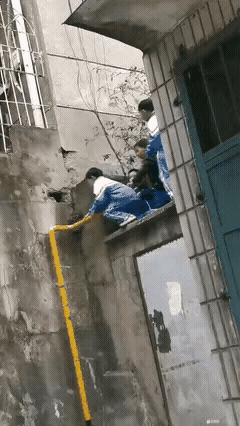 自古英雄出少年，长大都是消防员！
    看到这视频，就想起我们自己的童年。我们