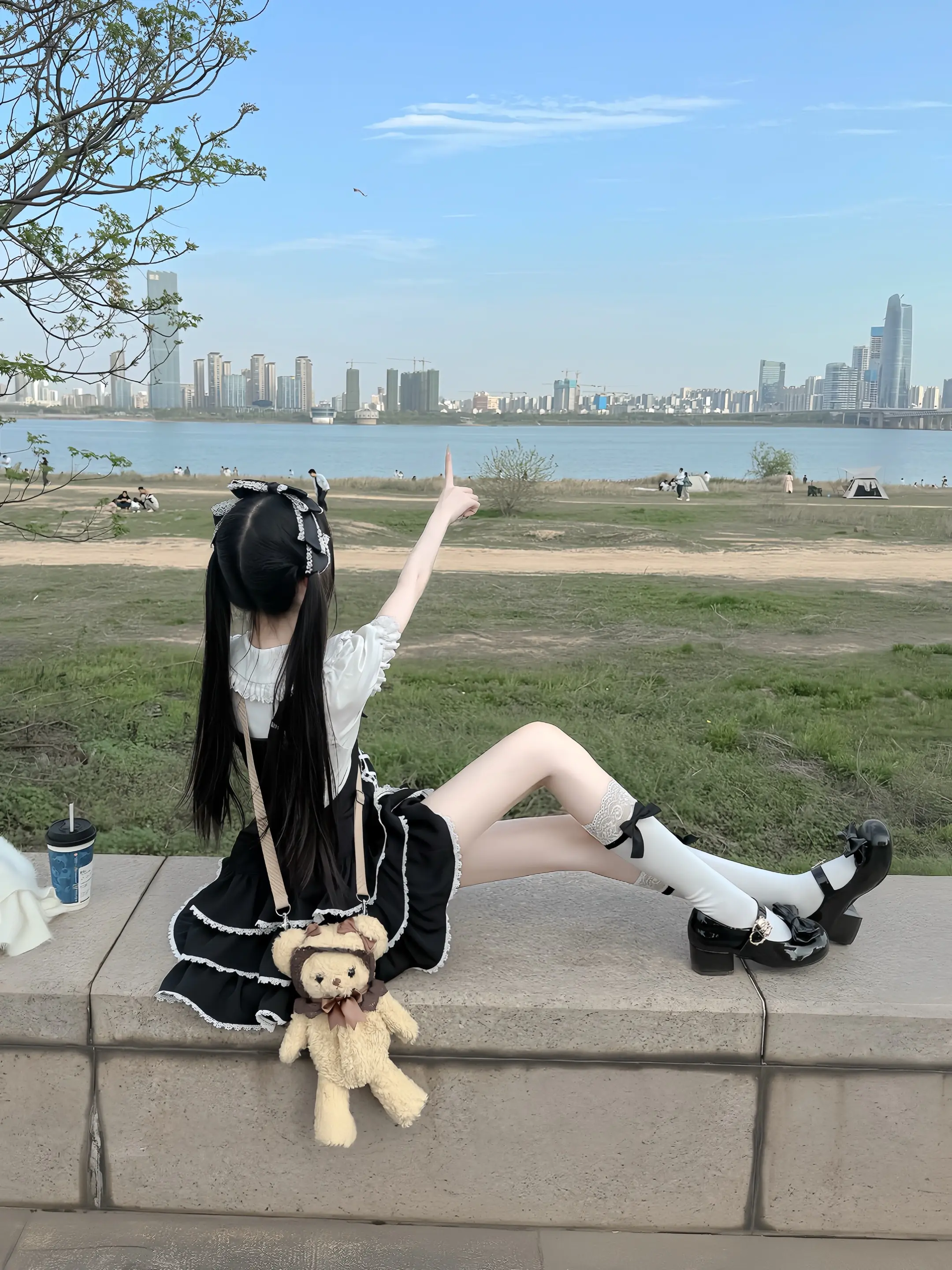 这个世界充满假象 唯有痛苦不会说谎