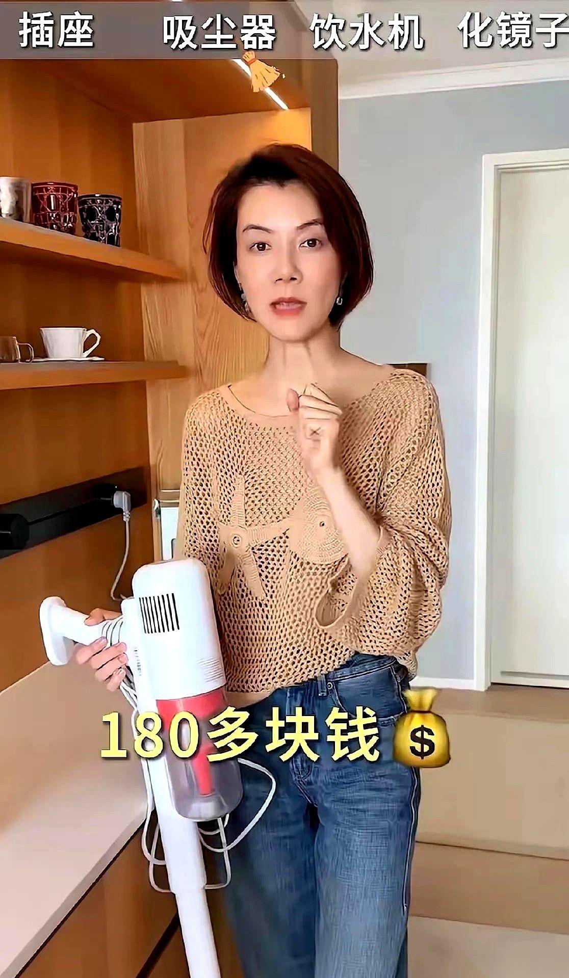 44岁的车晓，因为新家上了热搜。
镜头扫过空旷的房间，没见什么奢华家具。焦点，是