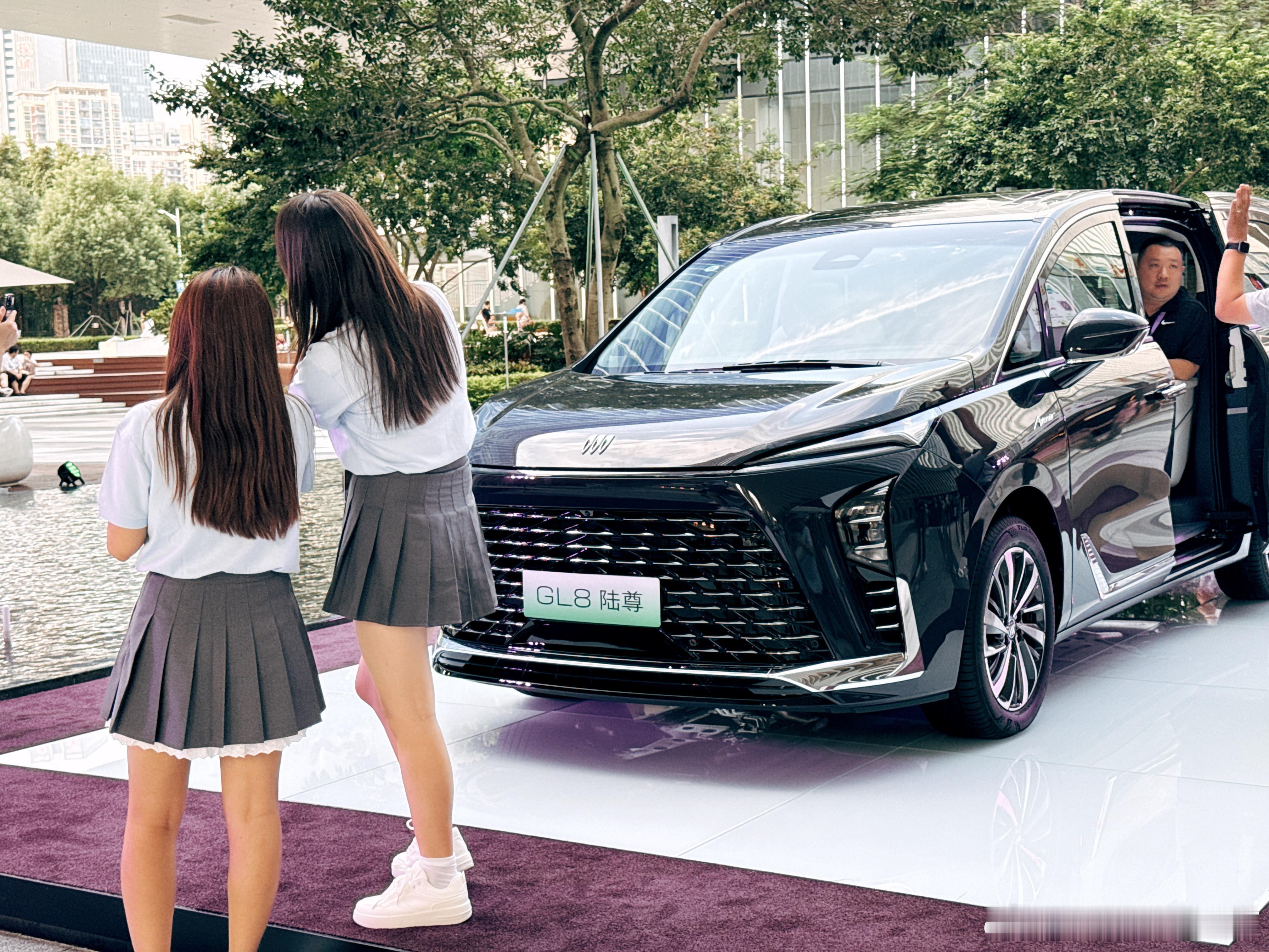 从第一代GL8开始「GL8」这3个字符就已经代表着高端商务车每个大公司、单位都至