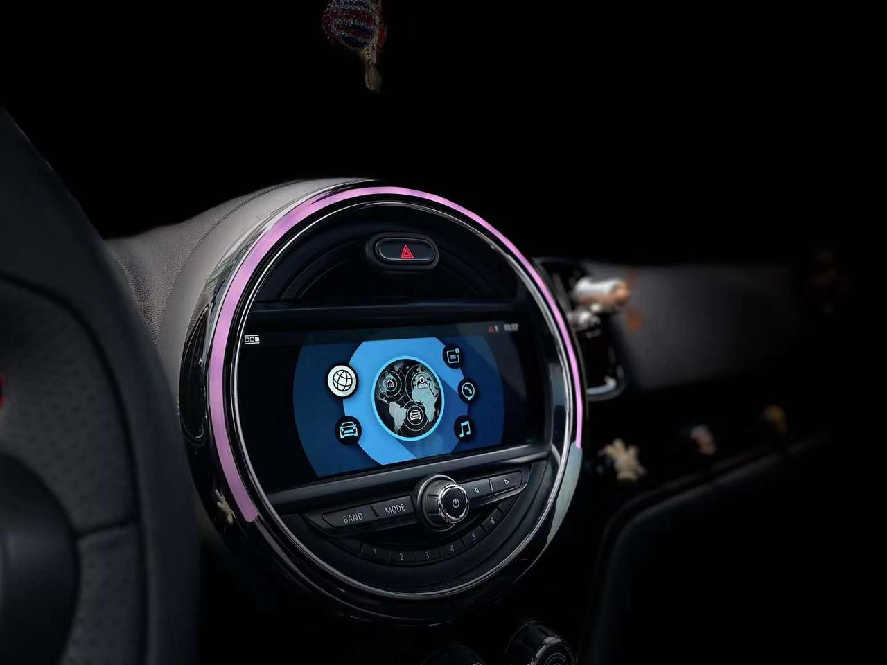 不知道的人以为这是哪款电动车
其实这是宝马MINI，当年这套内饰吸粉无数，但是现