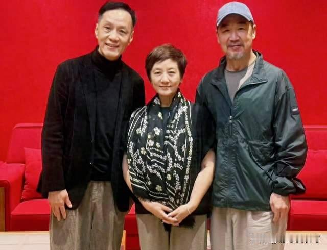 71岁张国立深夜发文！与濮存昕冯远征同框，网友直呼太难得