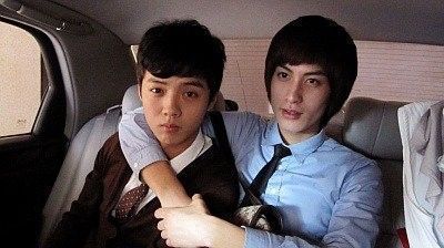 小鹿出道之前和同校亲友安宰孝(Block B成员)在车内的合照~这合照小鹿看着真