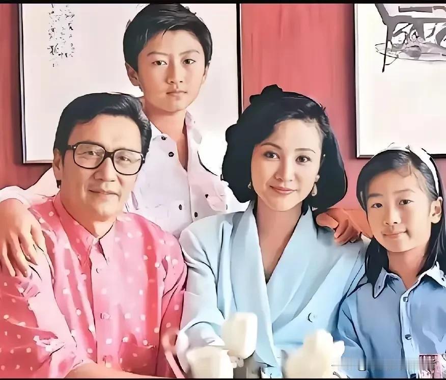 谢霆锋长得帅气，完全是像了狄波拉，也是中了谢贤的基因彩票，二者结合谢霆锋帅出新高