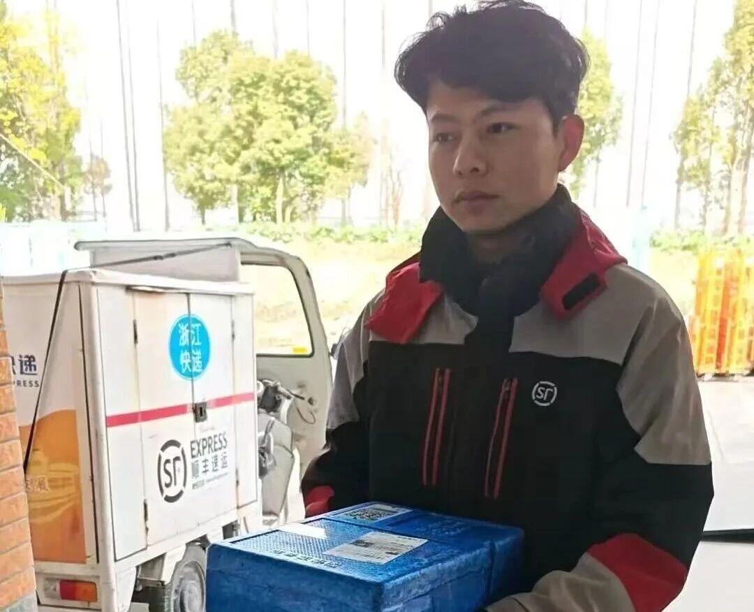 【海宁快递小哥火眼金睛拦截20多克黄金】浙江海宁许村，顺丰小哥何鑫揽收时发现20