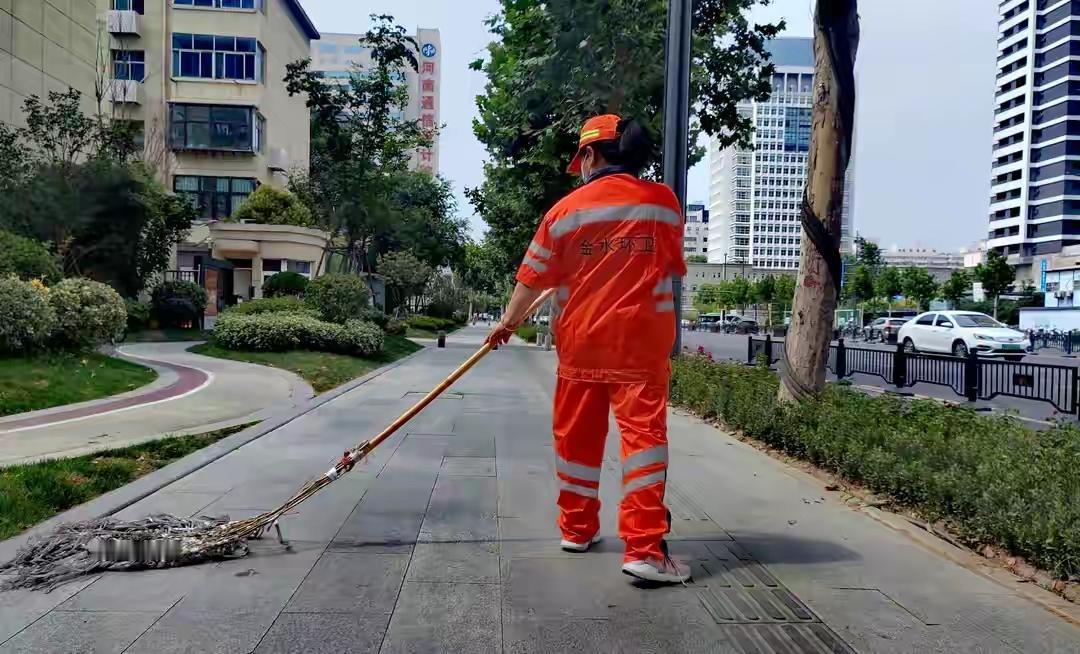 63岁环卫工上街清扫路面，在岗突发疾病猝死，单位以年纪超龄为由拒绝认定工伤，法院
