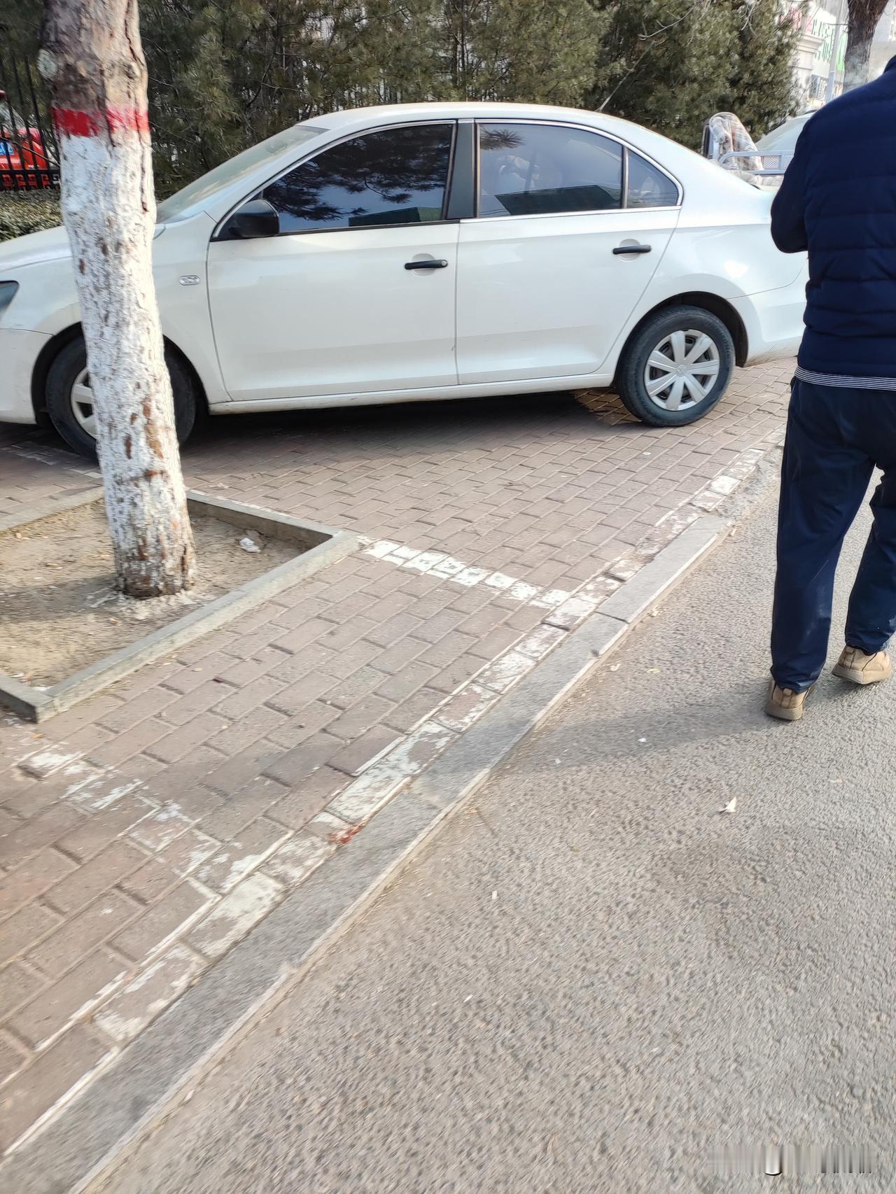 燕郊这种人行道停满车，人不晓得该走哪？的确不太多见，我也算是几乎走遍全国的人，见