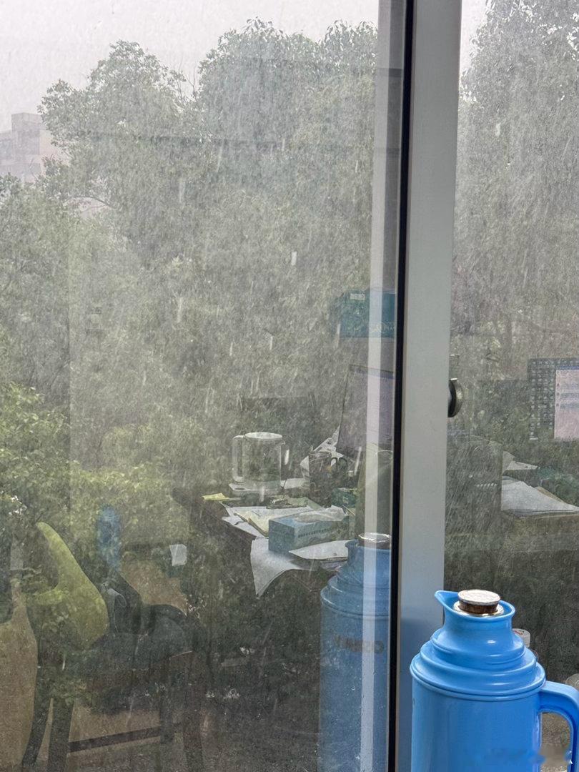 雨下这么大 真没招了 